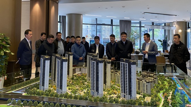 無(wú)錫市錫山區(qū)顧文浩區(qū)長(zhǎng)一行蒞臨百酈華庭項(xiàng)目調(diào)研指導(dǎo)工作